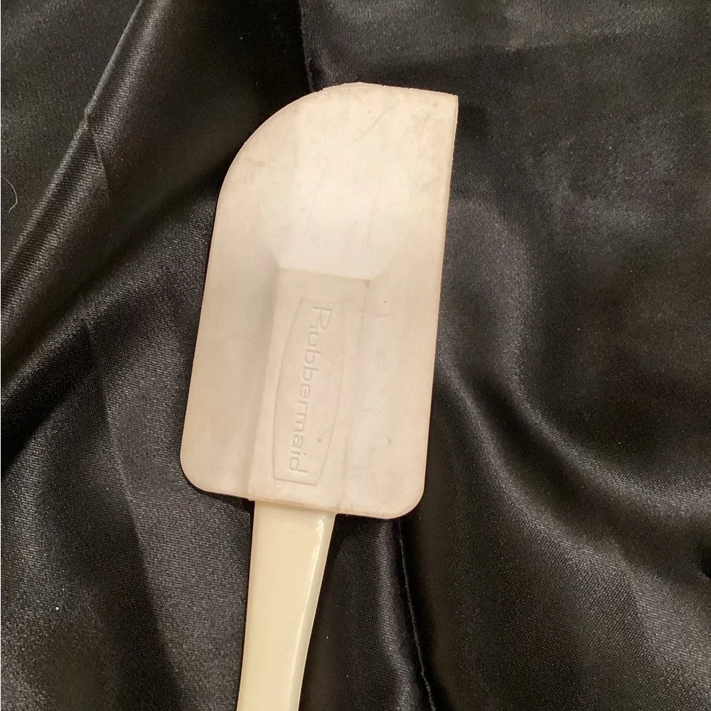 Rubbermaid 1970s bowl scrapper Rubber Spatula non heat resistant 10”